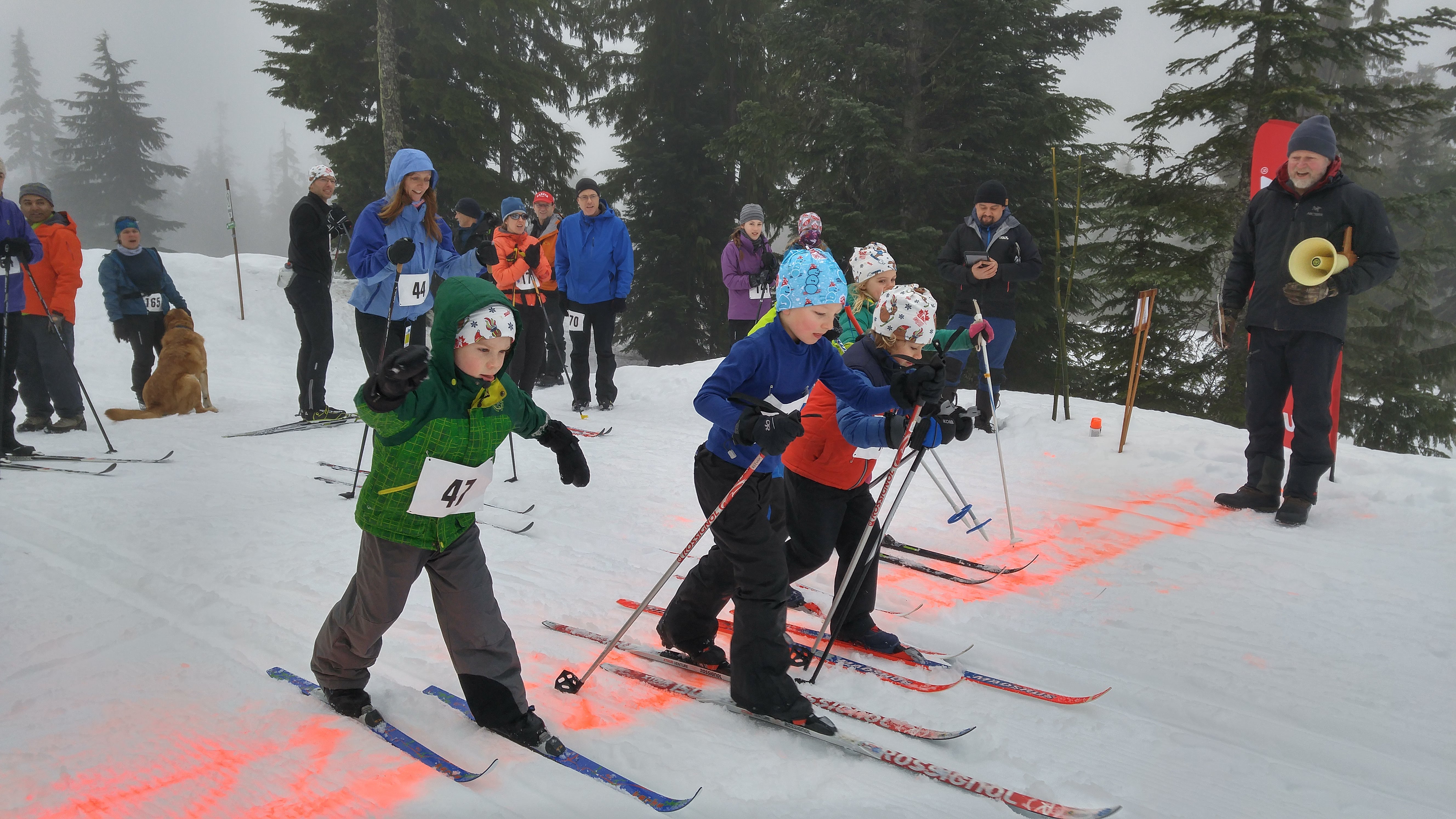 What is a Snowshoe Poker Challenge? 2km marked course collecting playing cards along the way to build your wining Poker hand. No experience required.